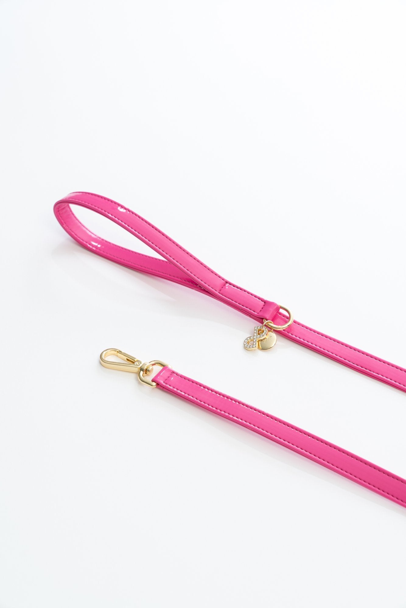 GUINZAGLIO PER CANI IN VERNICE CON FINITURE ORO FUCSIA